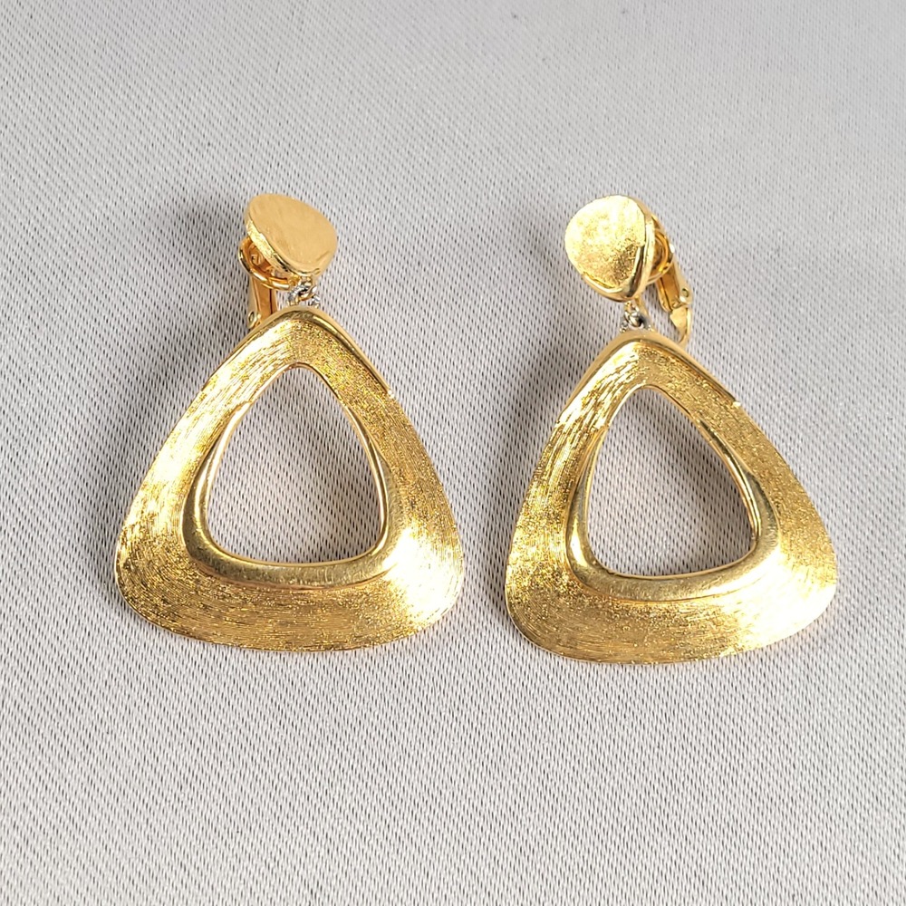 Crown Trifari Vintage Earrings Gold‎ Tone Textured Geometric Triangle Clip On
